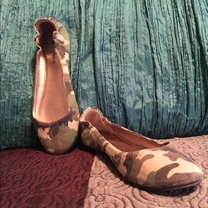 MOSSIMO camouflage/metallic/gold ballerina flats.